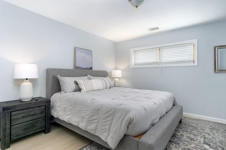 แม้แต่ห้องนอนชั้นล่างก็มีหน้าต่างทำให้แสงธรรมชาติเข้าถึงได้จากทุกที่ในบ้าน