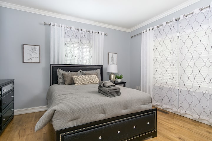 คุณจะไม่ต้องการหน้าต่างมากขึ้นระหว่างการเข้าพักของคุณ! มีมากมายตลอดทั้งบ้าน