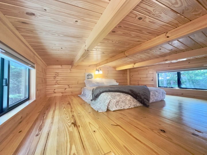 Удобна спална соба со брачен кревет (queen size) дизајнирана за спокојни ноќи. Машина за перење и сушење алишта за погодност.