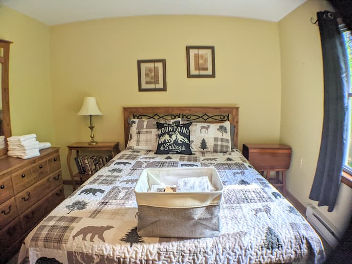 Основната спалня има двойно легло.