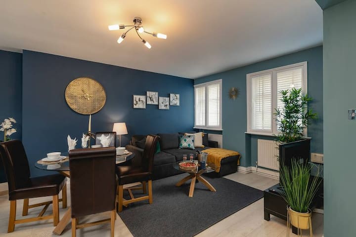 טרקלין אלגנטי עם שולחן אוכל וספה