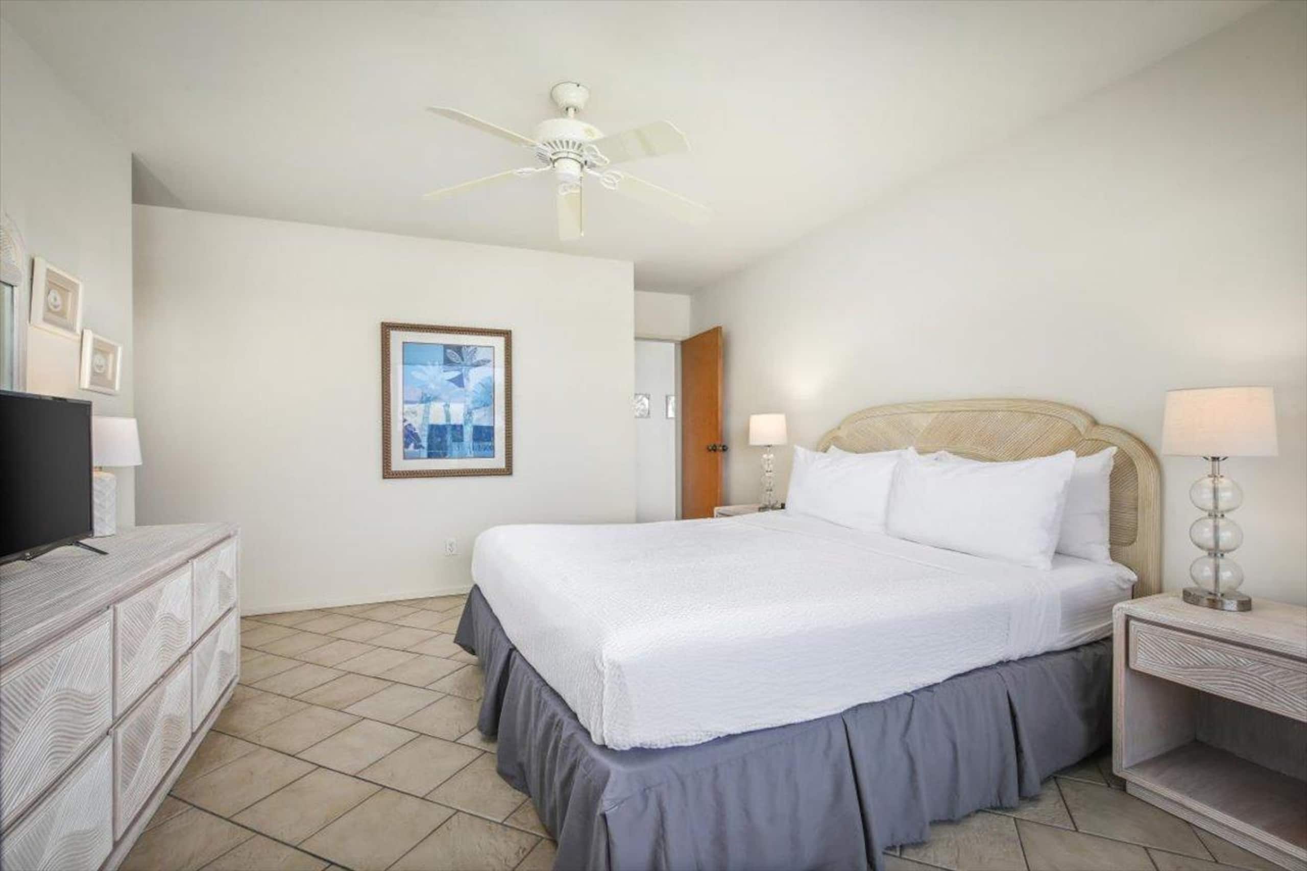 Condo in Kailua-Kona · ★4.5 · 2 bedrooms · 2 beds · 2 private baths - Image 11