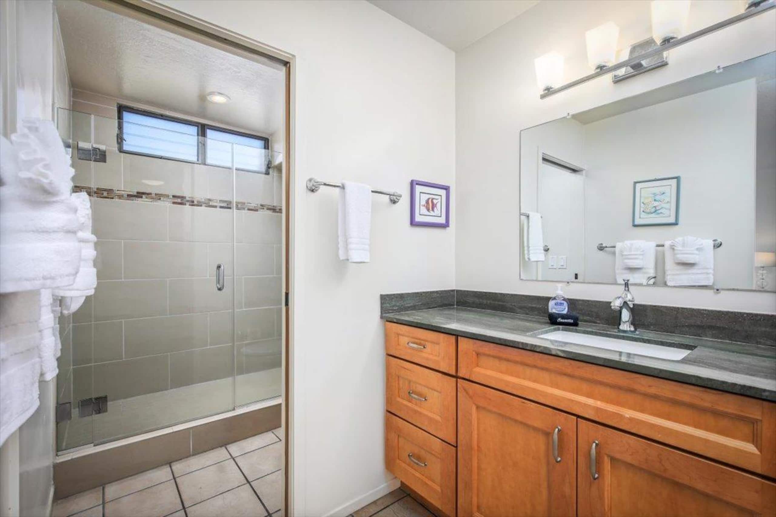 Condo in Kailua-Kona · ★4.5 · 2 bedrooms · 2 beds · 2 private baths - Image 12