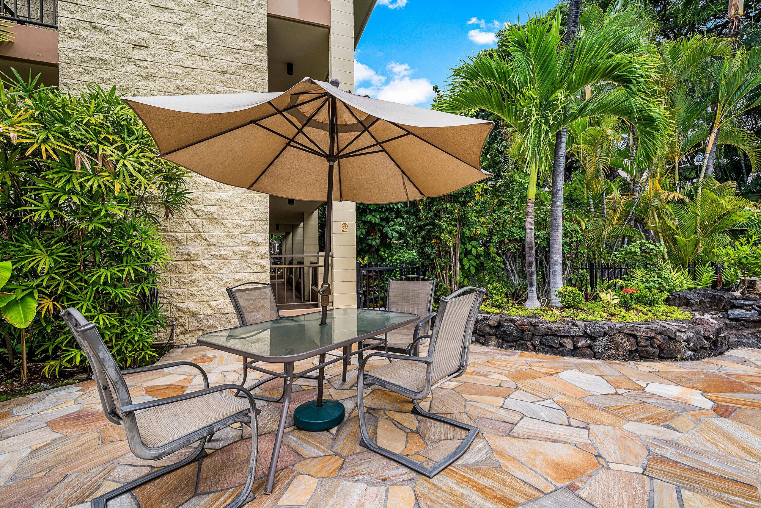 Condo in Kailua-Kona · ★4.83 · 1 bedroom · 2 beds · 1 private bath - Image 19