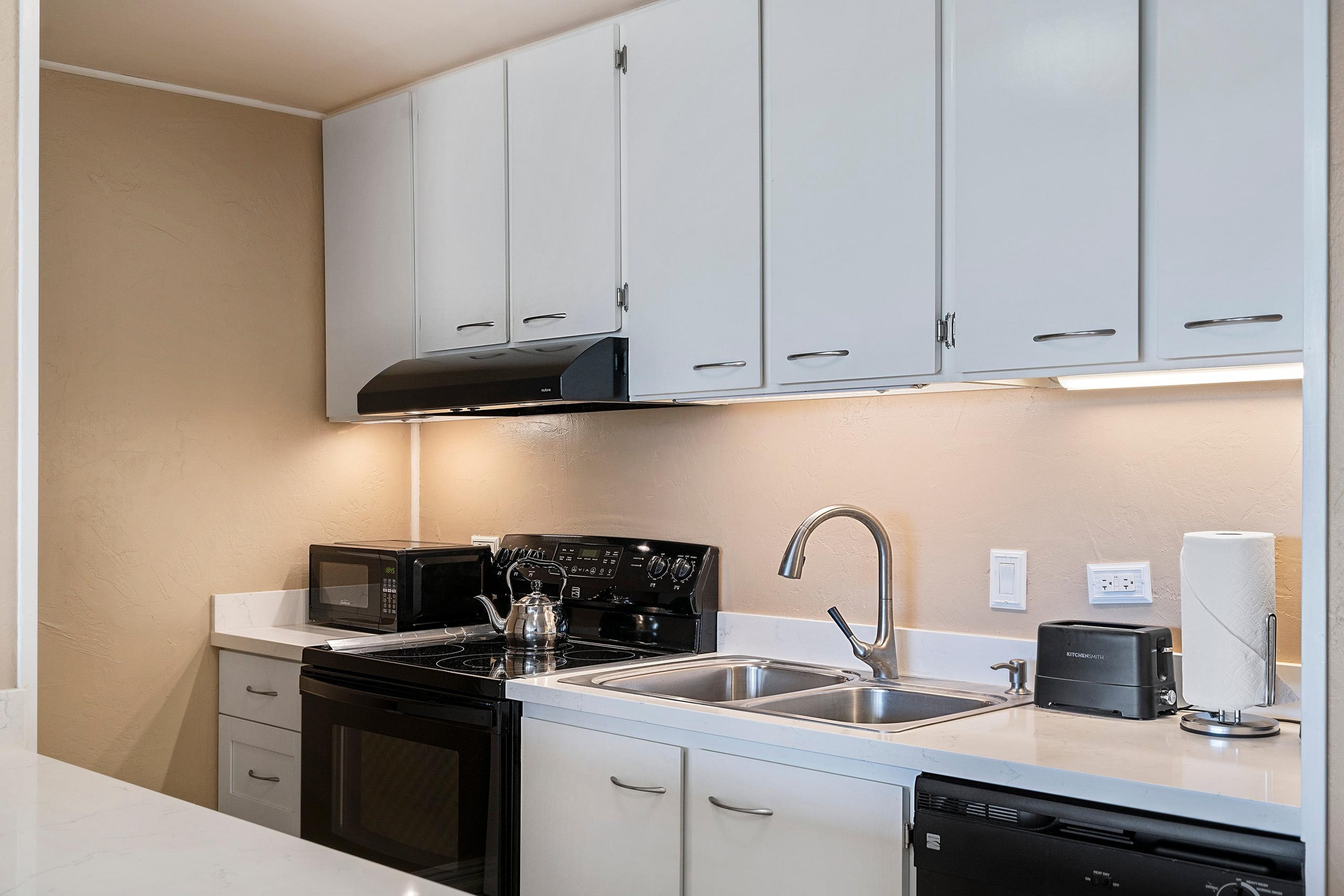Condo in Kailua-Kona · ★4.83 · 1 bedroom · 2 beds · 1 private bath - Image 5