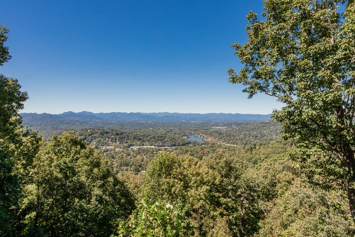 Asheville Mountaintop Home with Unparalleled Views gallery image 5