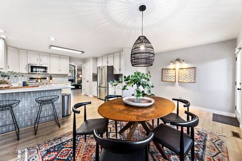Scandinavian Chic – Hot Tub, Bikes and Lake Life!