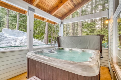Government Camp, Hot Tub, Room for Whole Family!