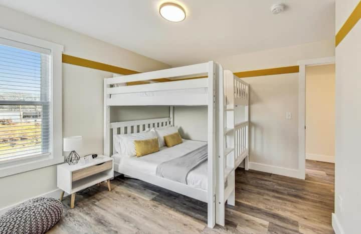 Queensize stapelbed met queensize stapelbed met Roku-tv en traagschuimmatrassen.  We hebben ook wat kinderboeken.