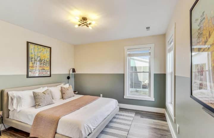 Beneden queensize badkamer met traagschuimmatras