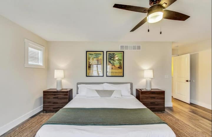 Hoofdslaapkamer met kingsize bed en dubbele wastafel ensuite