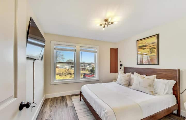 Queensize bed boven met Roku TV en traagschuimmatras