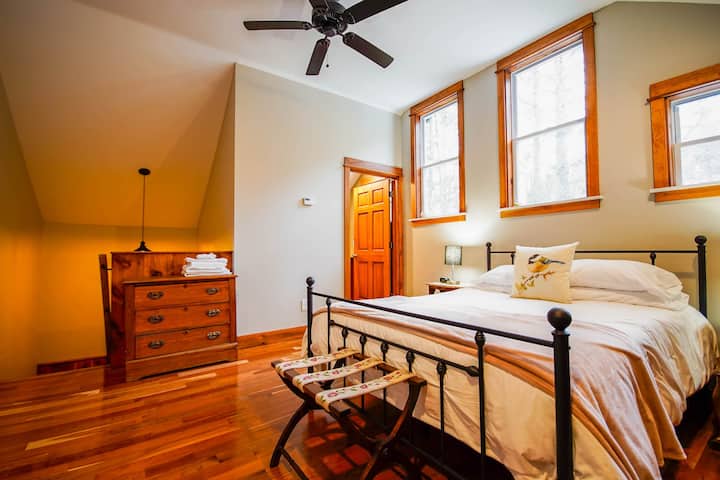 Спалня 4 - двойно легло, самостоятелна баня