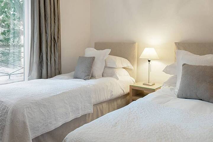 Luxury Two-bedroom Apartment gallery image 5