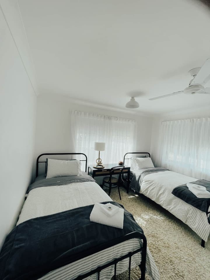 Dormitorio tres: cama tamaño king individual.