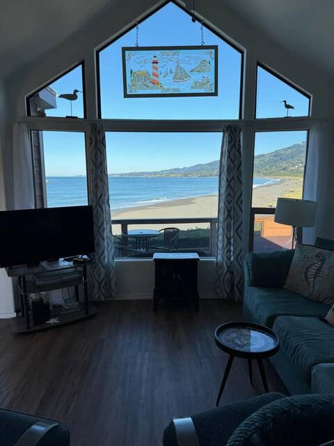 Oceanfront Cabin 4 with Jacuzzi & Stunning Views