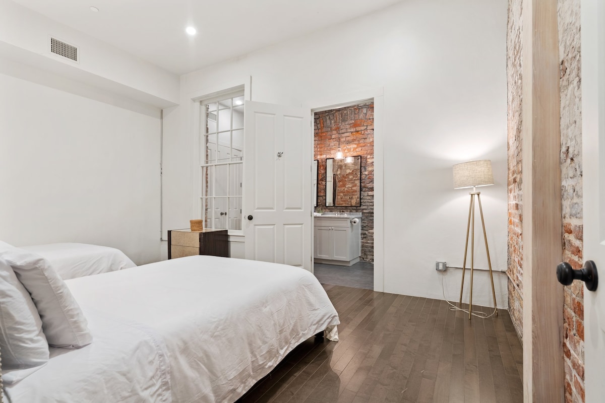 卧室配备两张全尺寸床| 102单元的套内卫生间 