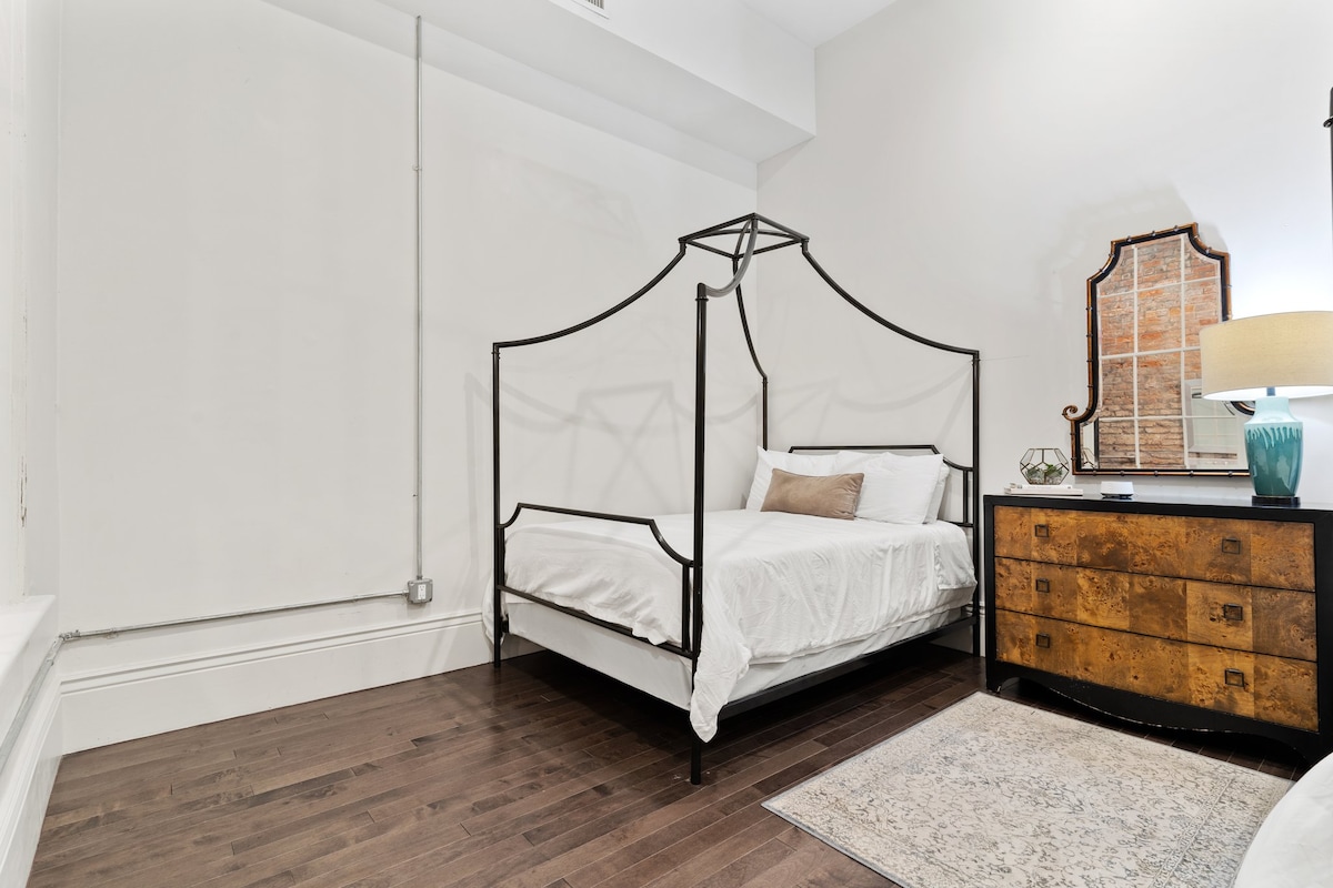 第二间和两张全尺寸床|套房浴室，非常适合团体入住 