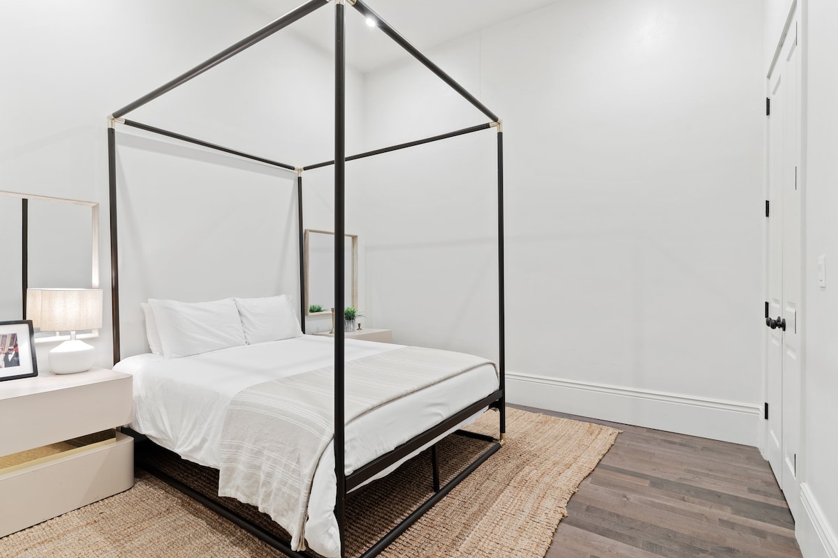 102单元的第一间标准双人床 