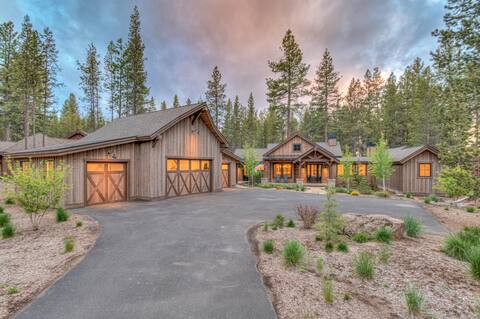 Sprawling craftsman villa with hot tub, 2 patios,