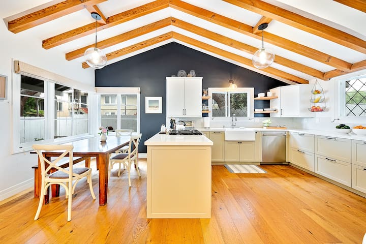 Gorgeous 4-bd Haven, steps from Windansea Beach