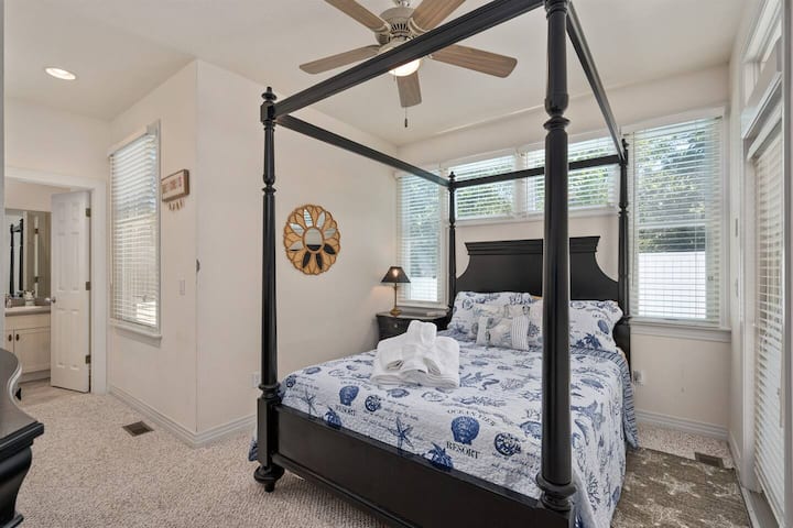 Dormitorio tamaño queen en el primer piso con baño privado (baño completo).