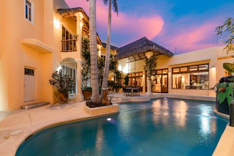 Private Escape W/ Hand Painted Murals Throughout