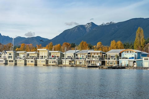 Cozy modern floating home next to Lonsdale Quay