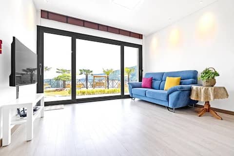 Healing room with palm trees, Room 101