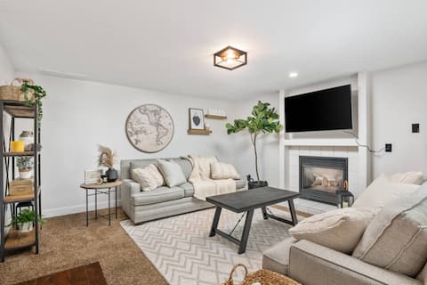 Sensationally Furnished *Hot Tub*, Pet Friendly