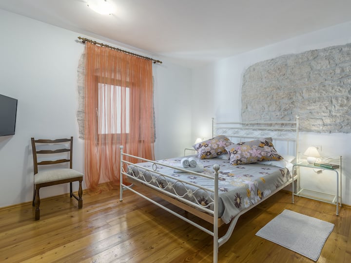 La armonía perfecta del diseño tradicional y moderno en las habitaciones de Villa Katarina, donde la comodidad se encuentra con la elegancia.