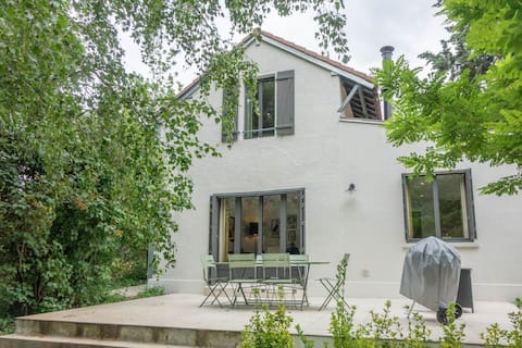 * House on the banks of the Loiret * Near Orléans