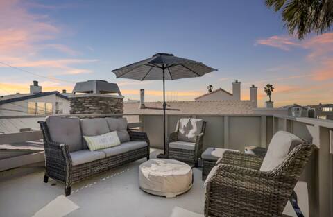 Grand Beach House| Dog-Friendly | Steps to Beach