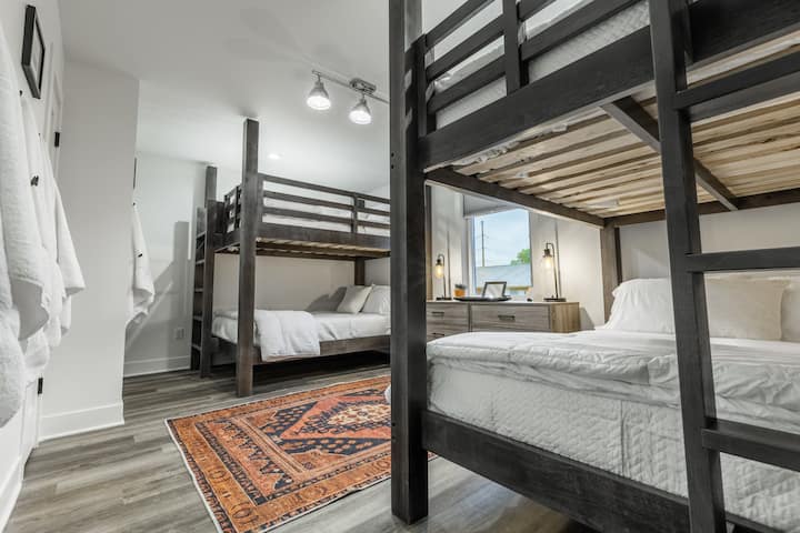 Habitación con literas hechas a medida sobre literas queen