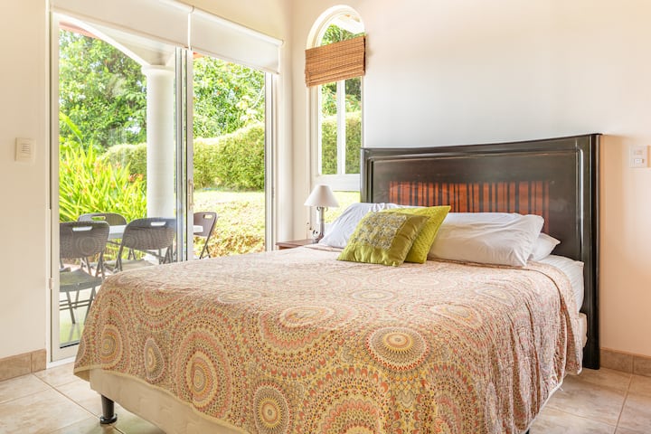 ห้องนอน #2 มีเตียงขนาดควีนไซส์เครื่องปรับอากาศและทางไปลานกลางแจ้ง 