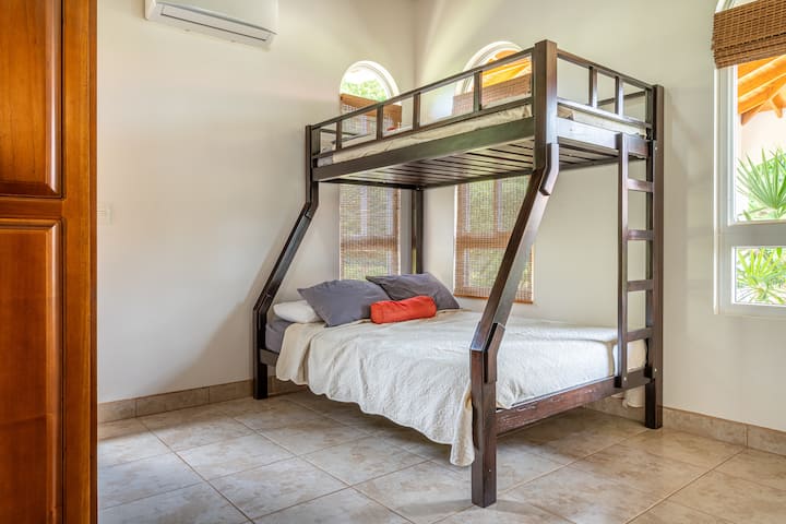 ห้องพักที่ได้รับการออกแบบมาอย่างดีพร้อมเตียงสองชั้นเหมาะสำหรับการใช้พื้นที่มากที่สุด