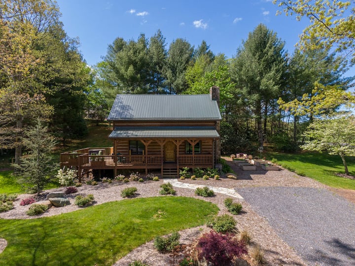 South Fork Cabin-pet Friendly, Hot Tub, Fireplace! - West Jefferson, NC