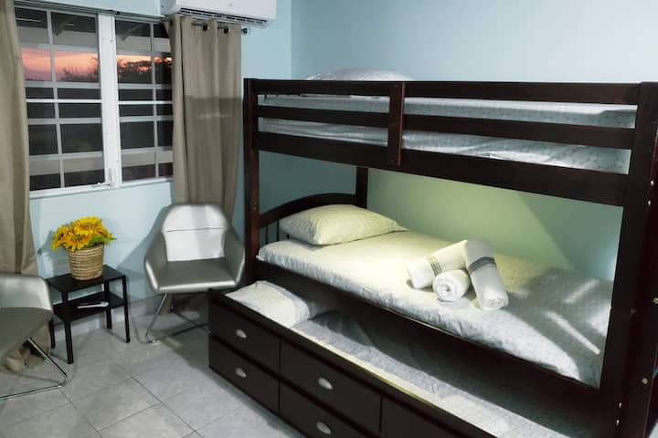 Dhoma e tretë e gjumit - krevat marinar me 3 krevate tek, perde të errëta dhe A/C.... mos e humb pamjen!