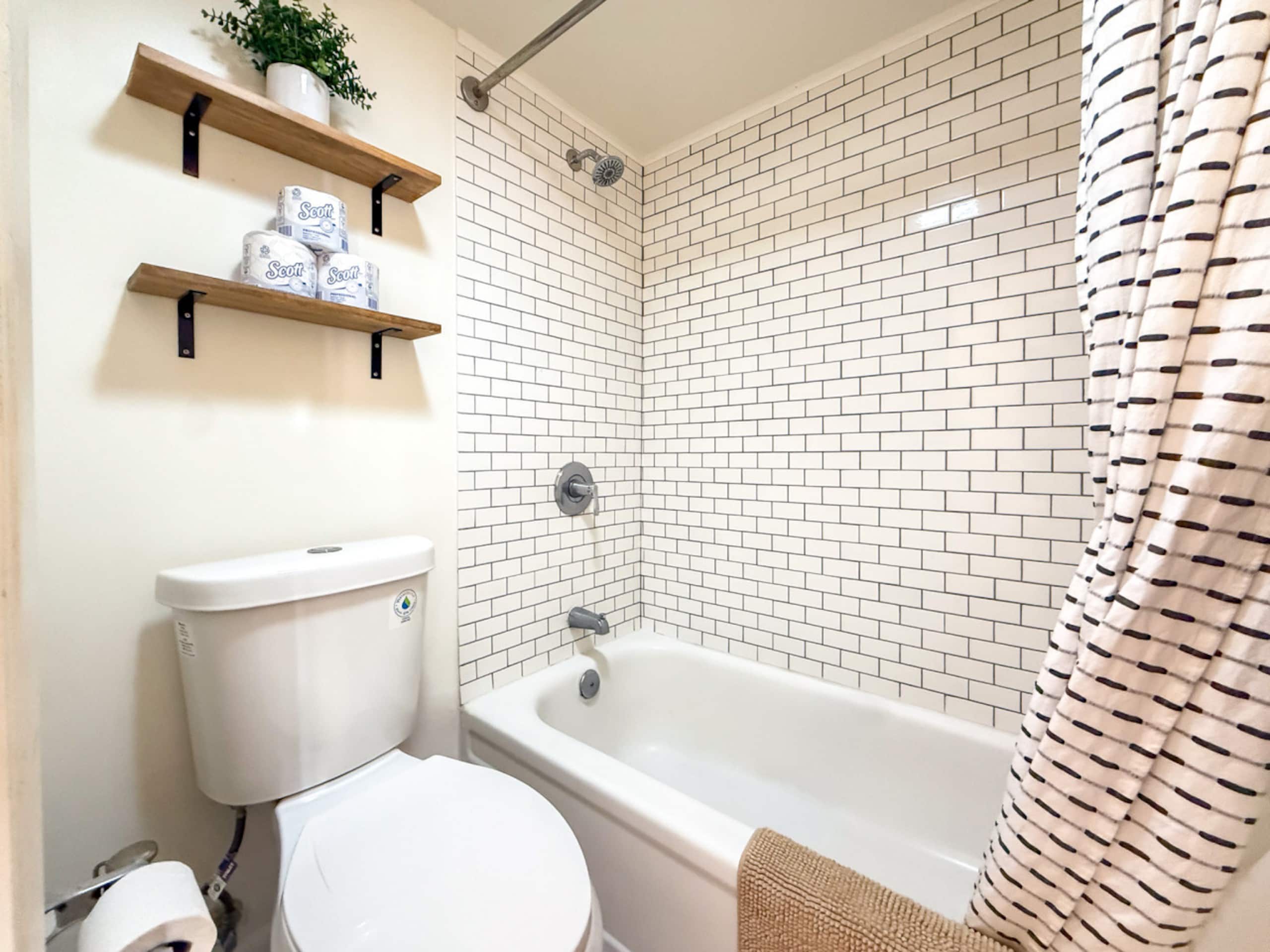 Condo in Honolulu · ★4.89 · 1 bedroom · 3 beds · 1 private bath - Image 17