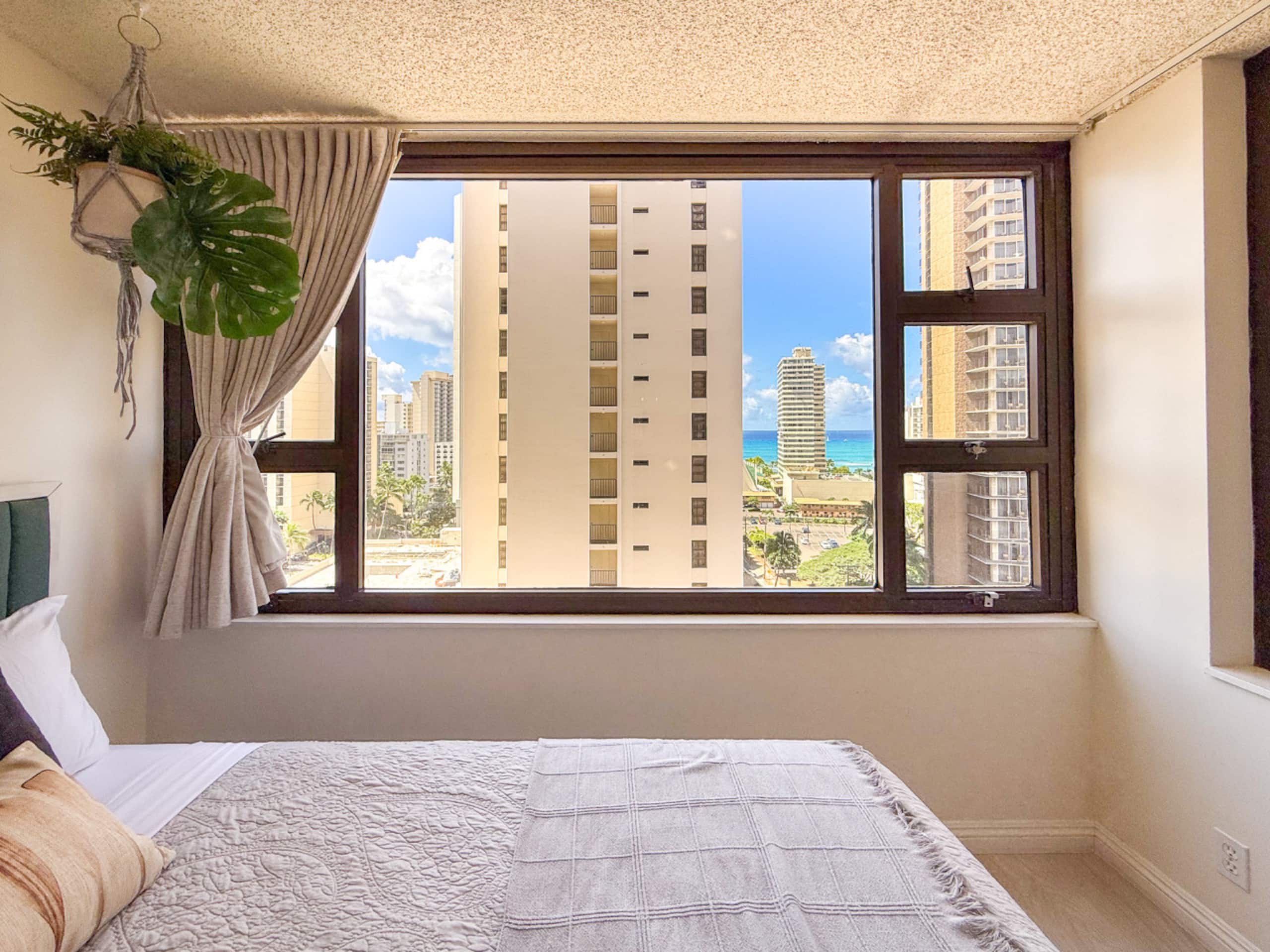 Condo in Honolulu · ★4.89 · 1 bedroom · 3 beds · 1 private bath - Image 9