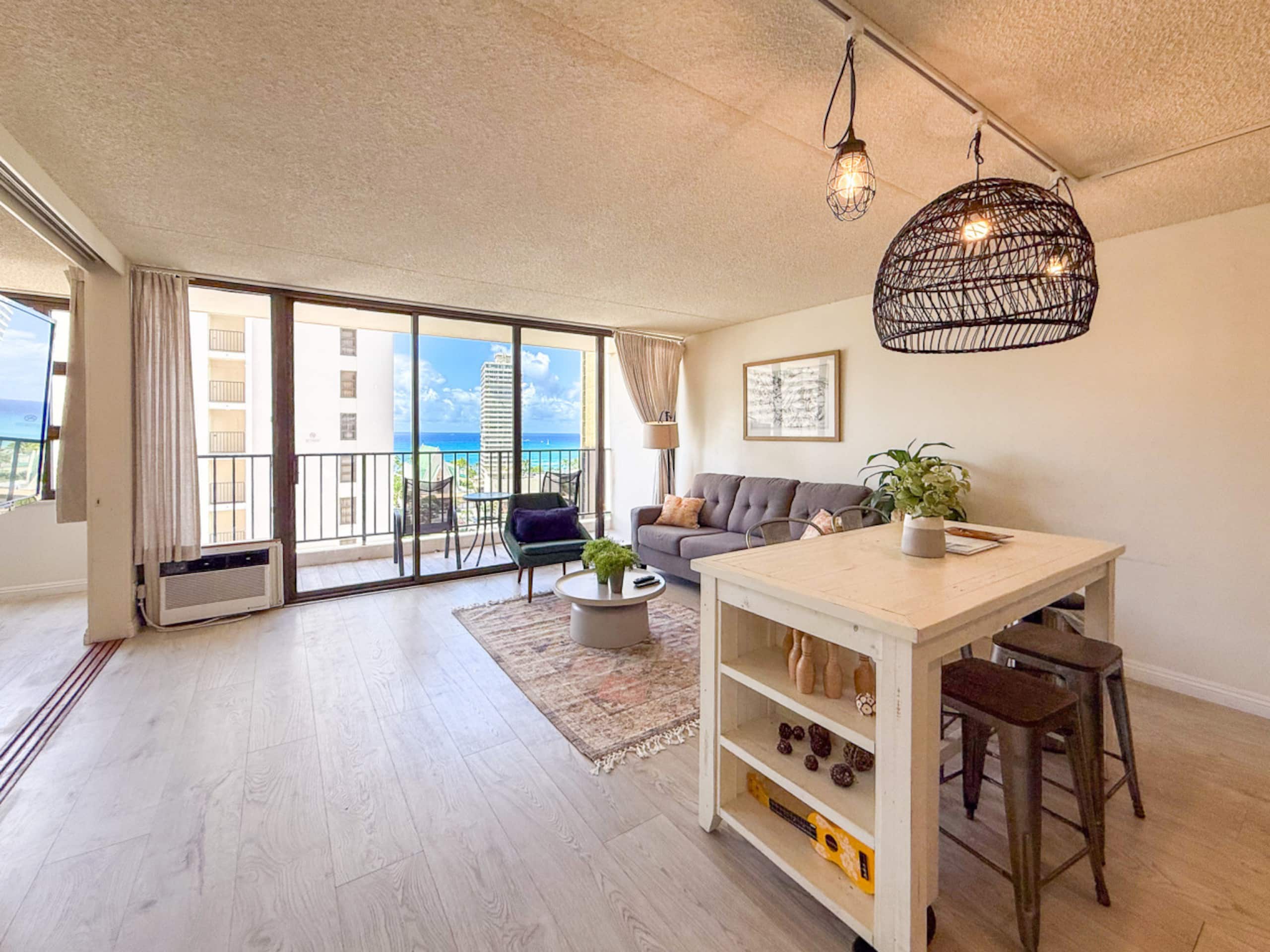 Condo in Honolulu · ★4.89 · 1 bedroom · 3 beds · 1 private bath - Image 1