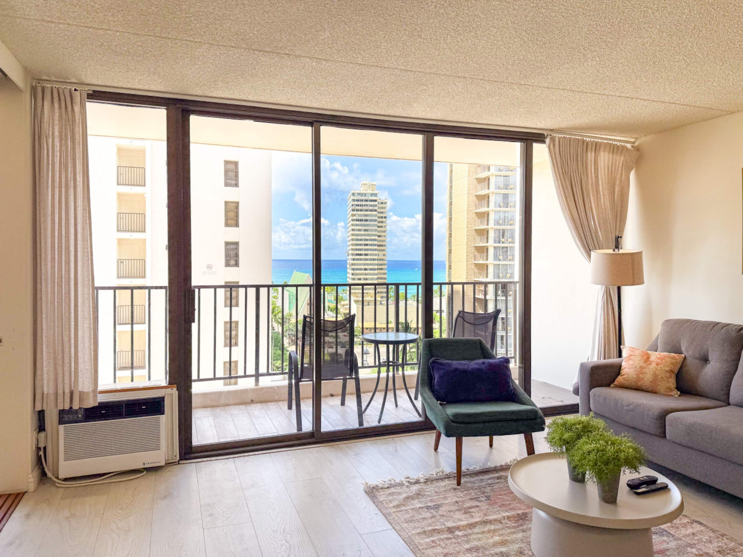Condo in Honolulu · ★4.89 · 1 bedroom · 3 beds · 1 private bath - Image 2