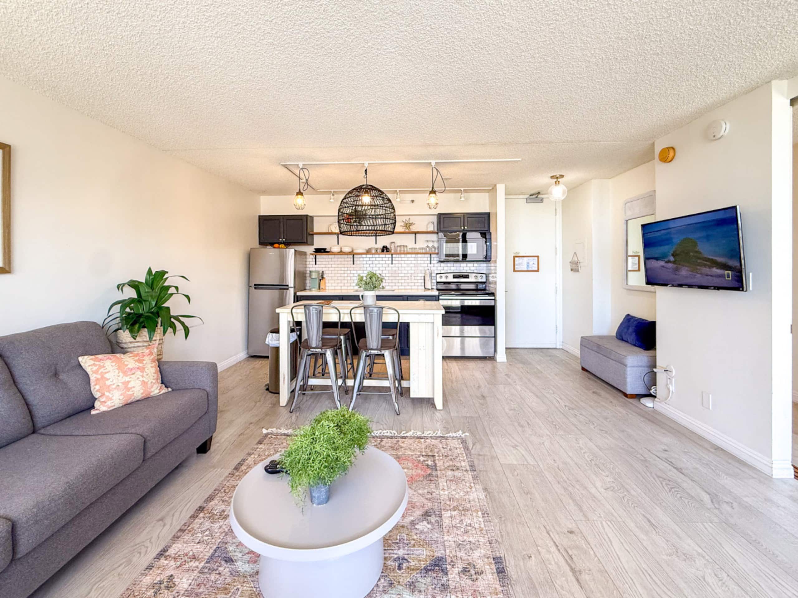 Condo in Honolulu · ★4.89 · 1 bedroom · 3 beds · 1 private bath - Image 6