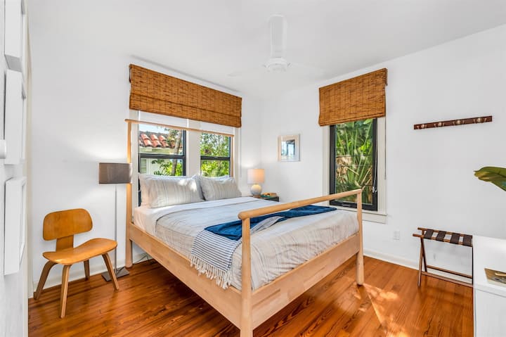 Dhoma e dytë e gjumit ka një krevat dopio "Queen" dhe një pamje të bukur të pëllëmbëve dhe qiellit.