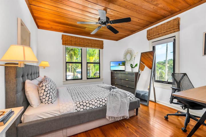 Dhoma kryesore e gjumit ka një krevat dopio "Queen" me një televizor inteligjent, tavolinë pune, karrige dhe monitor kompjuteri.