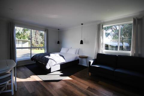Studio Cabin (Sleeps 2)