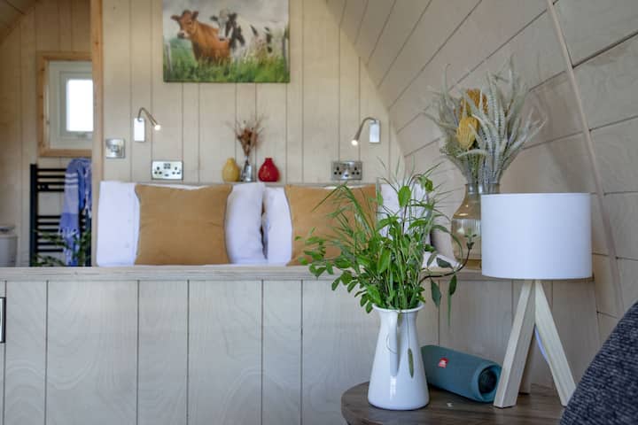 Ein Couchtisch, eine Lampe und ein Doppelbett – Chapterhouse 