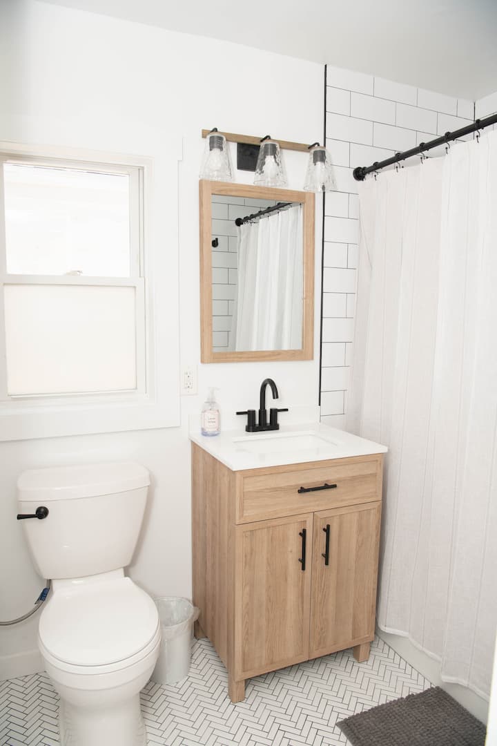 Full bathroom in Point Pleasant Beach vacation rental