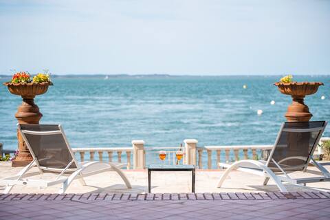 Exceptional beachside villa, bath/jacuzzi