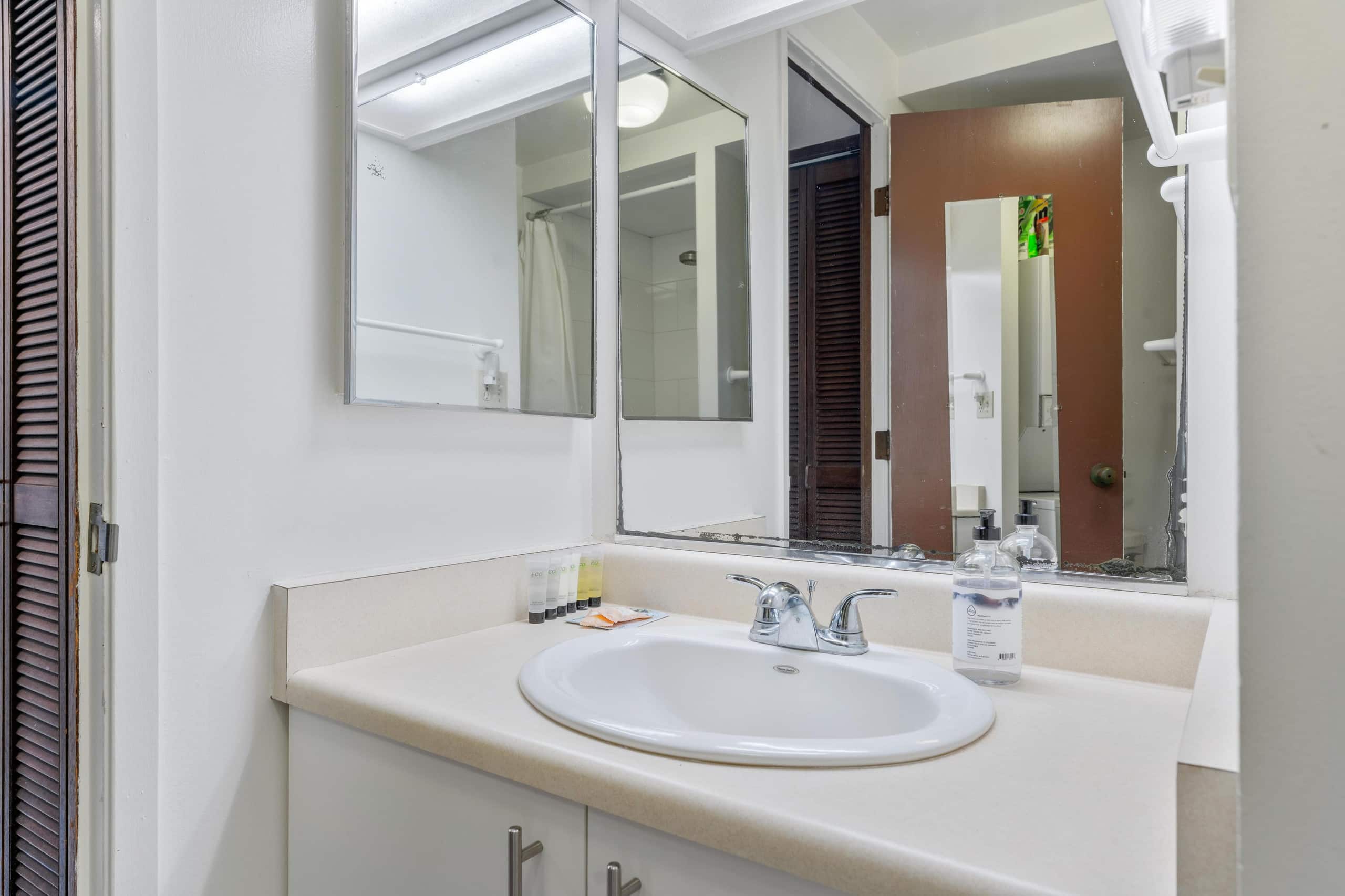 Condo in Kailua-Kona · ★4.38 · 2 bedrooms · 2 beds · 2 shared baths - Image 23